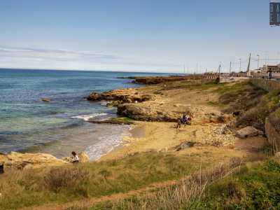 La strada, nonostante il divieto di circolazione, continua per� a essere molto frequentata, visto che rappresenta l�unica via di accesso alle altre pocket beach di Torre a Mare. La prima, situata qualche metro prima dello sbarramento, � Cala Colombo